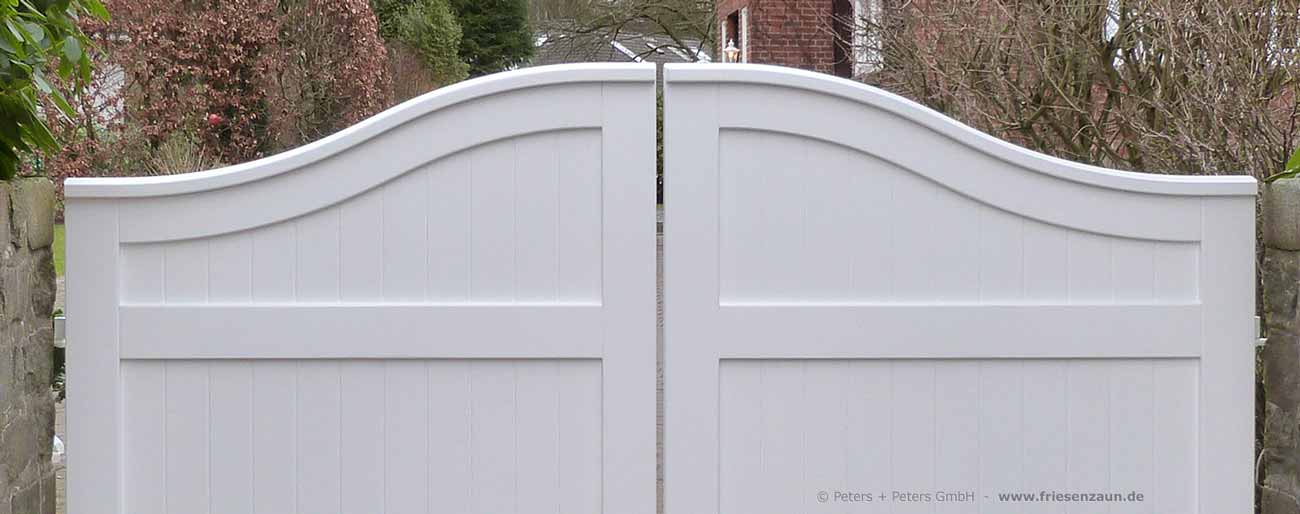 Sichtschutztor Detail - Sichtschutz-Gartentor mit 3D-Satteldach.