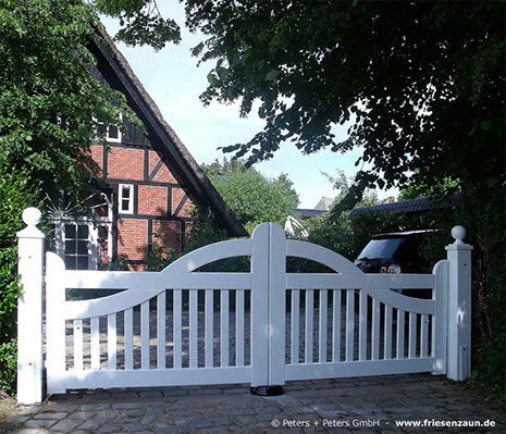Weißes Friesentor LUXUS - Schönes Gartentore im Sylter Friesenstil - Holztore mit 25 Jahre Garantie.