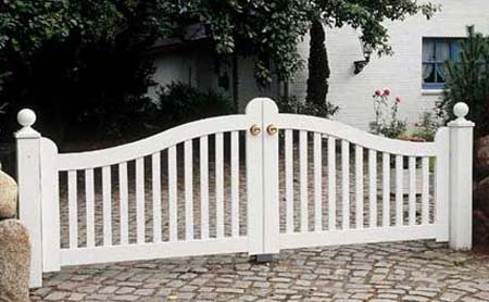 Sylter Gartentor mit Satteldach - Friesentor SCHLESWIG aus dauerhaftem Hartholz - Maßanfertigung von Peters + Peters.