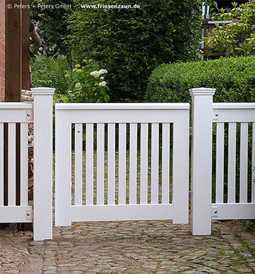 Weißes Einzeltor Holz Modell OHLAND - Anfertigung nach Kundenwunsch mit 9 statt 6 senkrechten Leisten - für mit Sichtschutz.