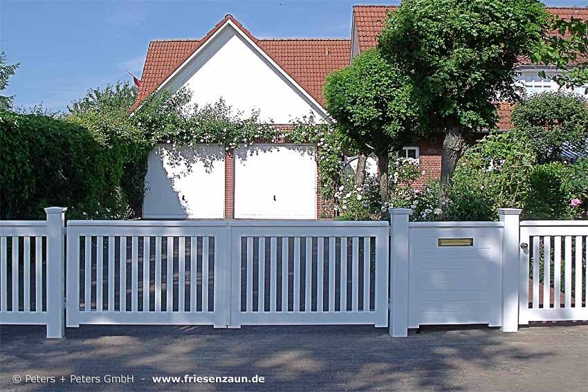 Gartentor OHLAND - Weiße Holztore nach Maß gefertigt. Toranlage aus massivem ODUM-IROKO Hartholz - Gartentore mit elektischem Torantrieb.