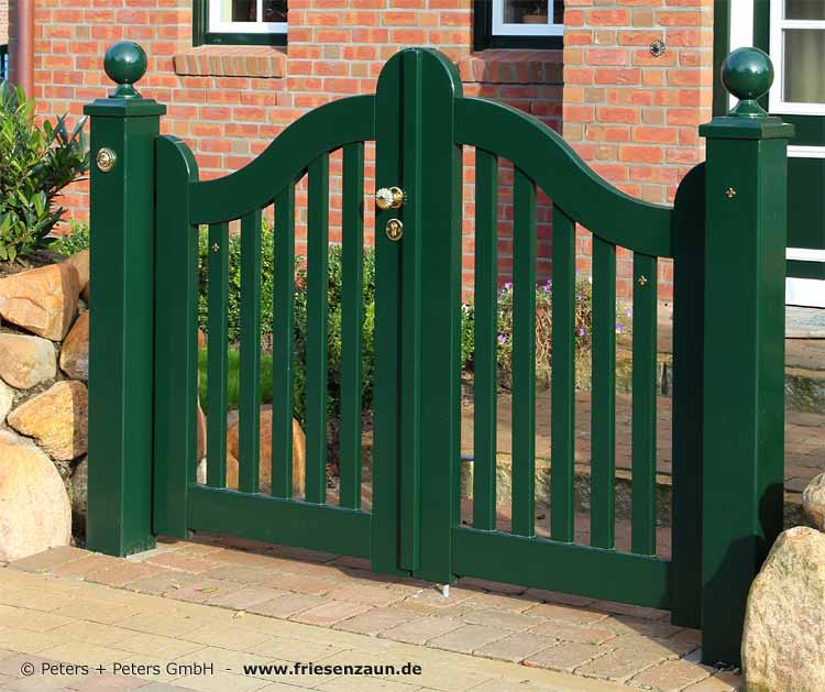 Sylter Gartentor mit Satteldach - Friesentor SCHLESWIG aus dauerhaftem Hartholz - Maßanfertigung von Peters + Peters.