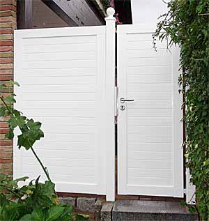 Weißes Sichtschutz-Einzeltor mit Seitenelement und Kugelpfosten