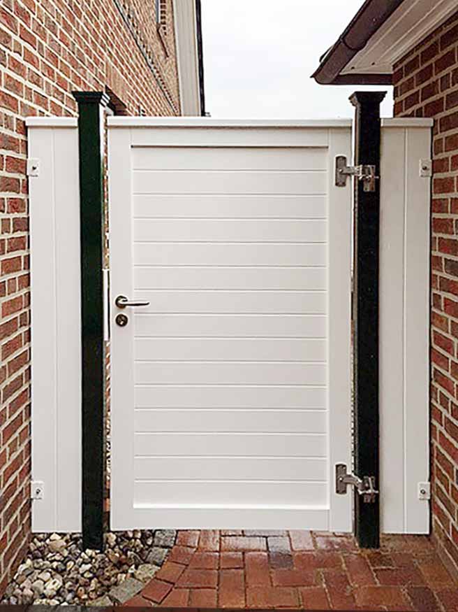 Blickdichtes Einzeltor aus ODUM-IROKO Hartholz - Pfosten Farbton RAL 6009 tannengrün