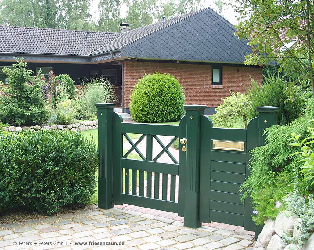 Sylter Gartentor mit Satteldach - Friesentor SCHLESWIG aus dauerhaftem Hartholz - Maßanfertigung von Peters + Peters.