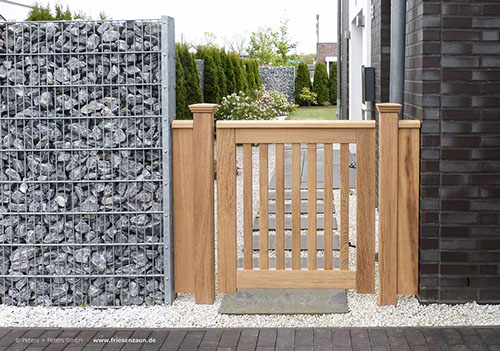 Gartenpforte und Gartenzaun Hartholz weiß - Premium Holzzaun auf Steinmauer montiert