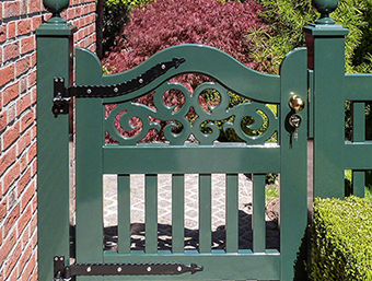 Gartentor im Sylter Friesenstil - Holztor FRIESLAND - Hartholz weiß oder farbig lackiert - Einfahrtstore von Peters + Peters.