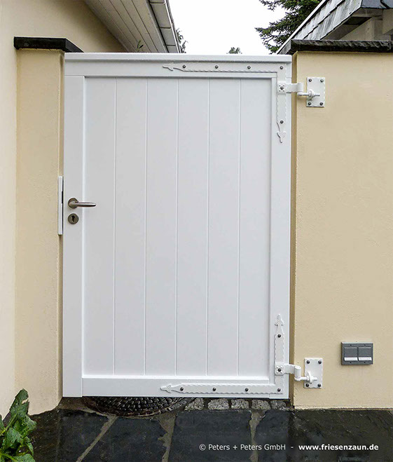 Innenansicht - Gartenmauer zwischen Haus und Garage - Gartentür Hartholz weiß - geschlossene Füllung als Sichtschutz - Maßanfertigung.