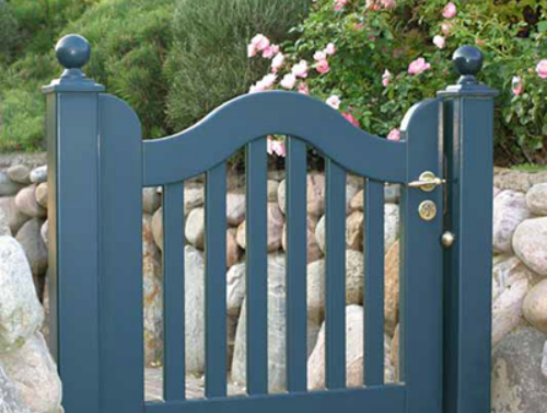 Sylter Gartentor mit Satteldach - Friesentor SCHLESWIG aus dauerhaftem Hartholz - Maßanfertigung von Peters + Peters.