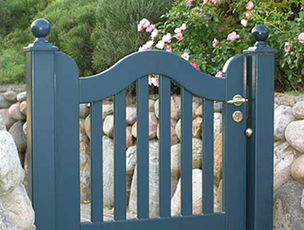 Sylter Gartentor mit Satteldach - Friesentor SCHLESWIG aus dauerhaftem Hartholz - Maßanfertigung von Peters + Peters.