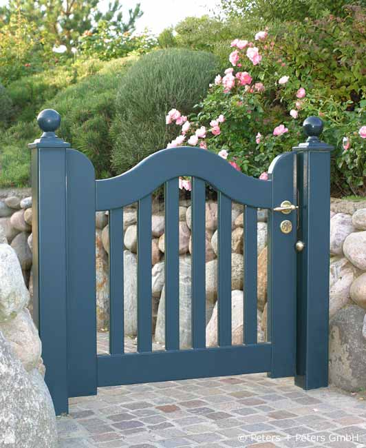 Sylter Gartentor mit Satteldach - Friesentor SCHLESWIG aus dauerhaftem Hartholz - Maßanfertigung von Peters + Peters.