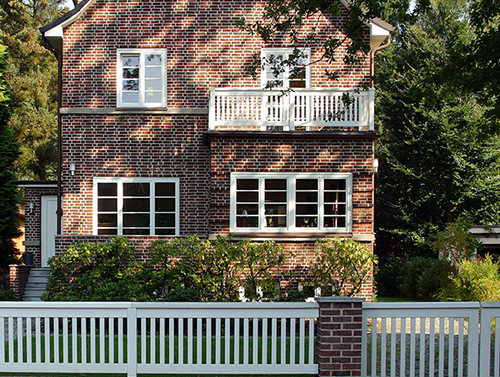 Weißes Hartholz Gartentor, PREMIUM Gartenzaun ebenfalls aus Hartholz und das extra stabile Balkongeländer im einheitlichem Look.