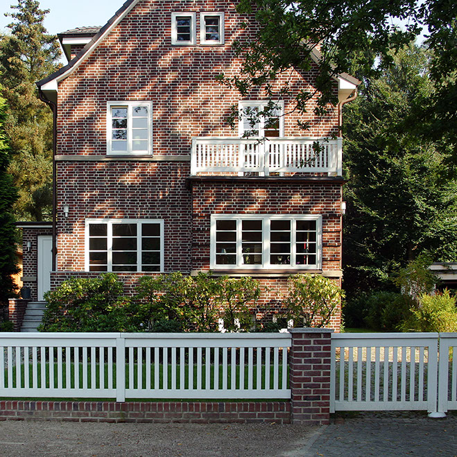 Weißes Hartholz Gartentor, PREMIUM Gartenzaun ebenfalls aus Hartholz und das extra stabile Balkongeländer im einheitlichem Look.