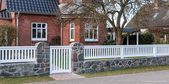 Gartenpforte und Gartenzaun Hartholz weiß - Premium Holzzaun auf Steinmauer montiert