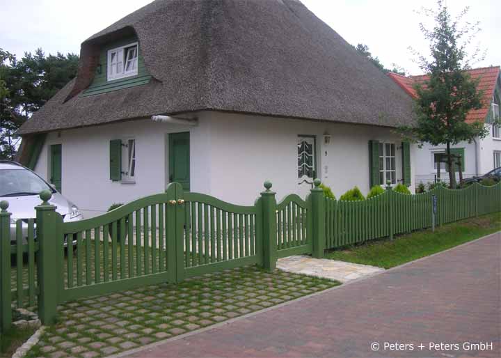 Sylter Gartentor mit Satteldach - Friesentor SCHLESWIG aus dauerhaftem Hartholz - Maßanfertigung von Peters + Peters.