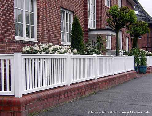 Original Sylter Friesenzaun - Weißer Gartenzaun aus wertvollem ODUM IROKO Hartholz - Anfertigung nach Maß von Peters + Peters