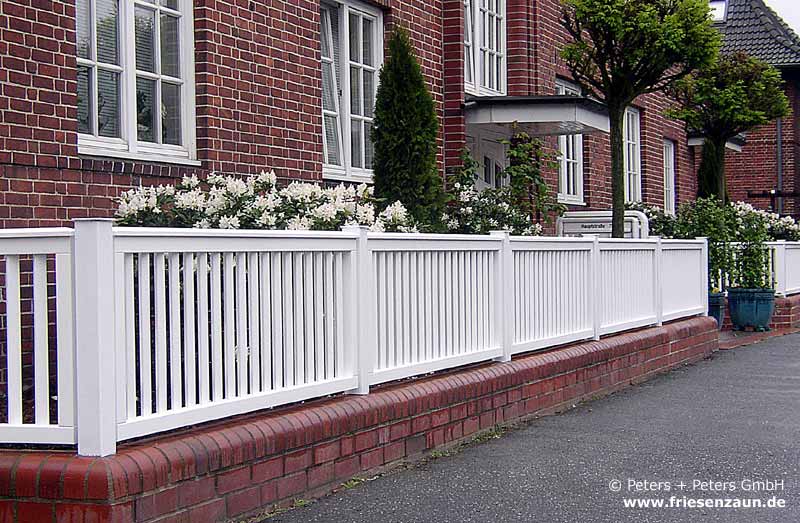 Weißer Gartenzaun - massives Geländer auf einem Mauersockel - Maßanfertigung aus ODUM-IROKO Hartholz.