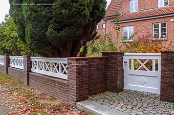 Gartenpforte und Gartenzaun Hartholz weiß - Premium Holzzaun auf Steinmauer montiert