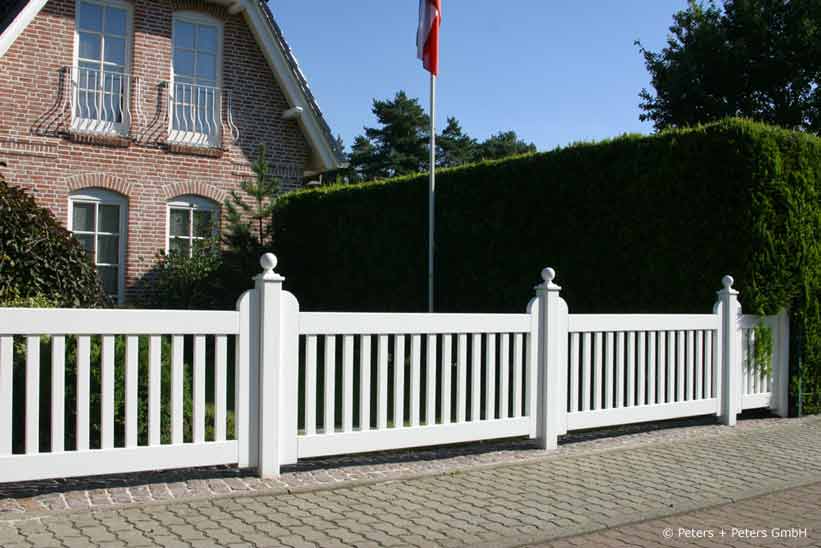 Original Sylter Friesenzaun - Weißer Gartenzaun aus wertvollem ODUM IROKO Hartholz - Anfertigung nach Maß von Peters + Peters