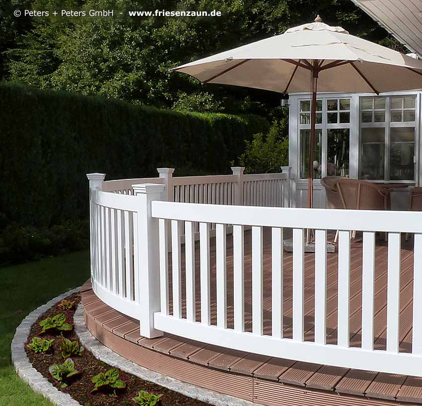 Terrassengeländer - Terrassenzaun aus massivem Hartholz - Rundes Geländer zu einem Halbkreis geformt - Weiß lackiertes Holz - 25 Jahre Garantie.