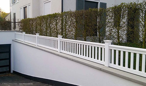 Absicherung Tiefgaragezufahrt - Weißes Holzgeländer von Peters + Peters - extra stabile Ausführung mit 25 Jahren Garantie.
