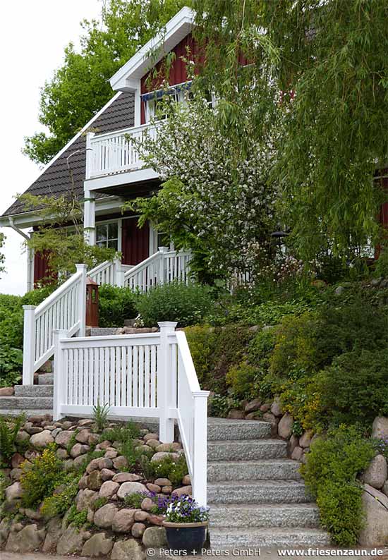 Treppengeländer für Haus und Garten - Weißes Holzgeländer nach Maß aus wertvollem Hartholz - Maßanfertigung mit 25 Jahren Garantie.