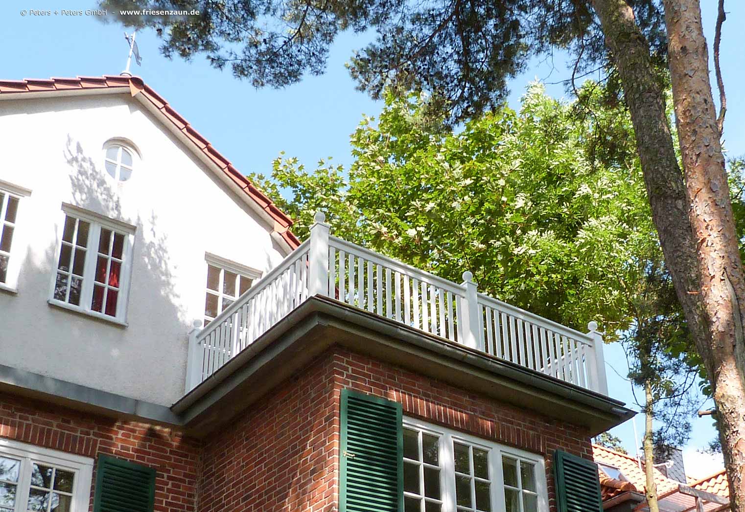 Weißes Balkongeländer mit Sylter Kugelabdeckungen auf den Pfosten - Maßanfertigung mit 25 Jahren Garantie.