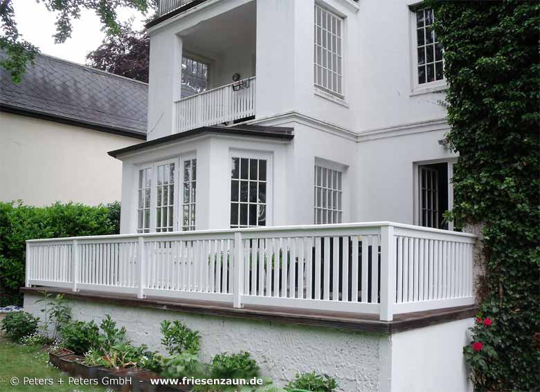 Balkongeländer - Weiße Geländer aus wertvollem Holz (ODUM-IROKO Hartholz) - Holzgeländer für Ihre Dachterrassen  mit 25 Jahren Garantie.