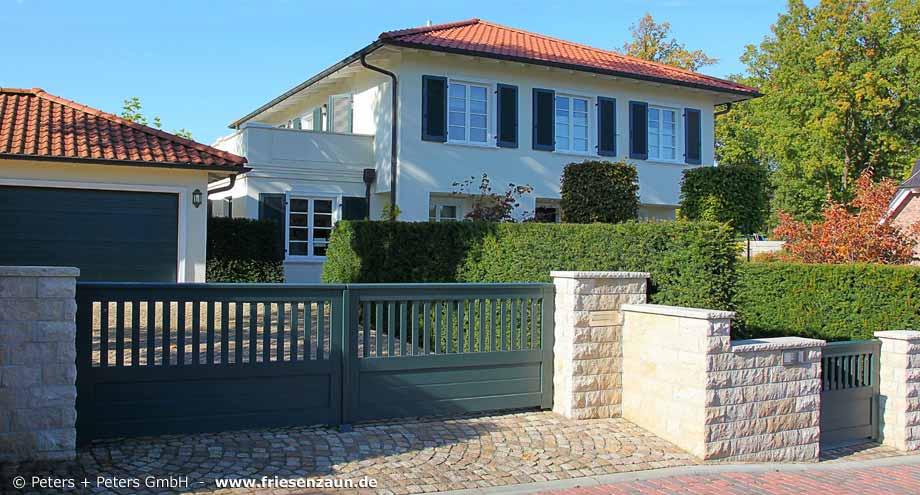 Grünes Gartentor OHLAND vor stilvoller Toskana-Villa. 