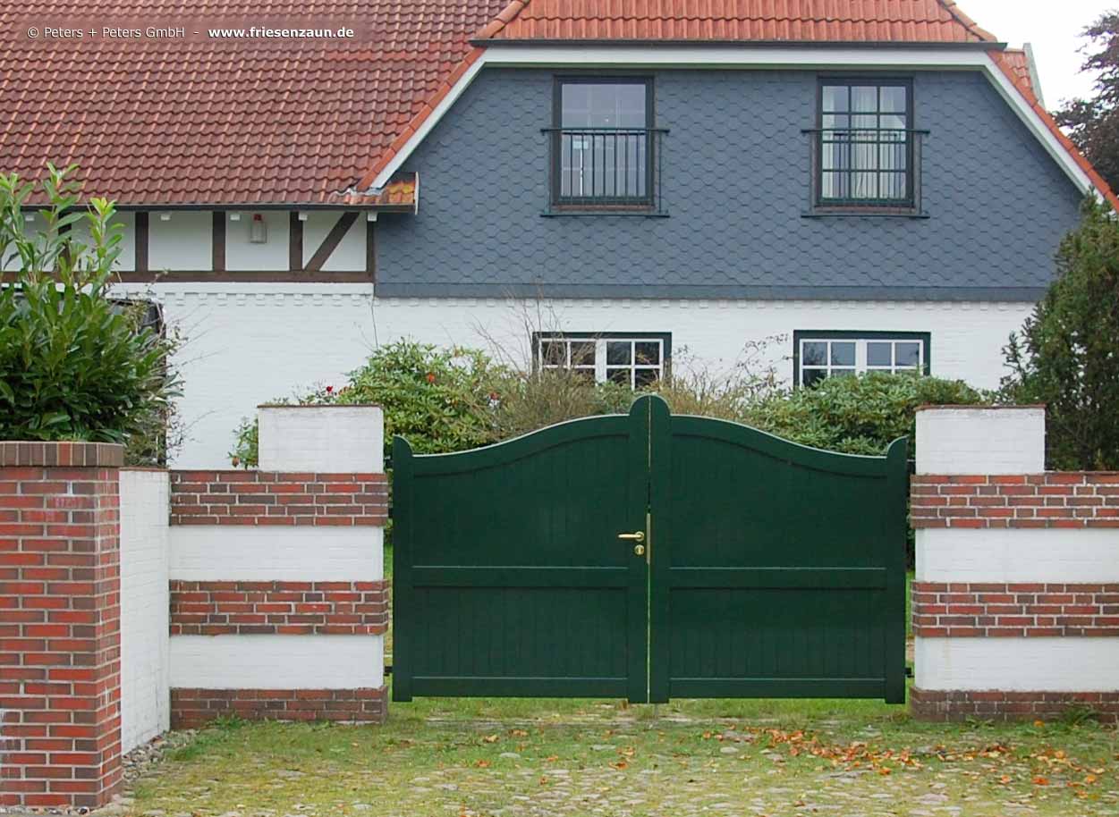 Blickdichtes Sichtschutztor - ODUM-IROKO Hartholz - Farbton RAL 6009 tannengrün.