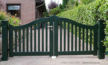 Sylter Gartentor mit Satteldach - Friesentor SCHLESWIG aus dauerhaftem Hartholz - Maßanfertigung von Peters + Peters.