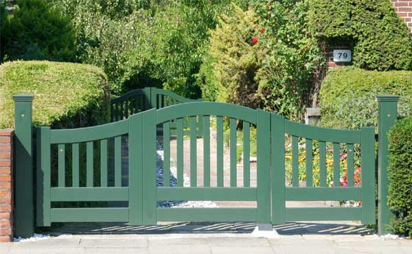 Asymmetrisches Holzgartentore KORTENLAND - wetterfest lackiert - Farbton RAL 6009 - Tannengrün