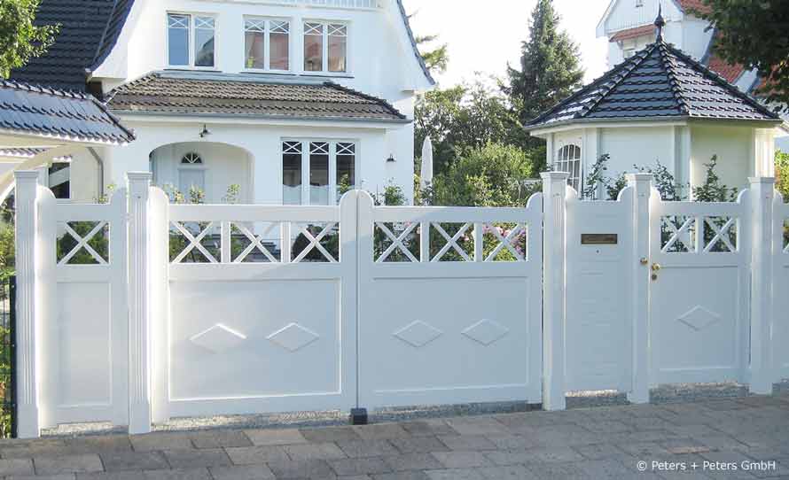 Individuelles Sichtschutztor passend zum Haus gestaltet - Hartholz weiß lackiert - 25 Jahre Garantie.