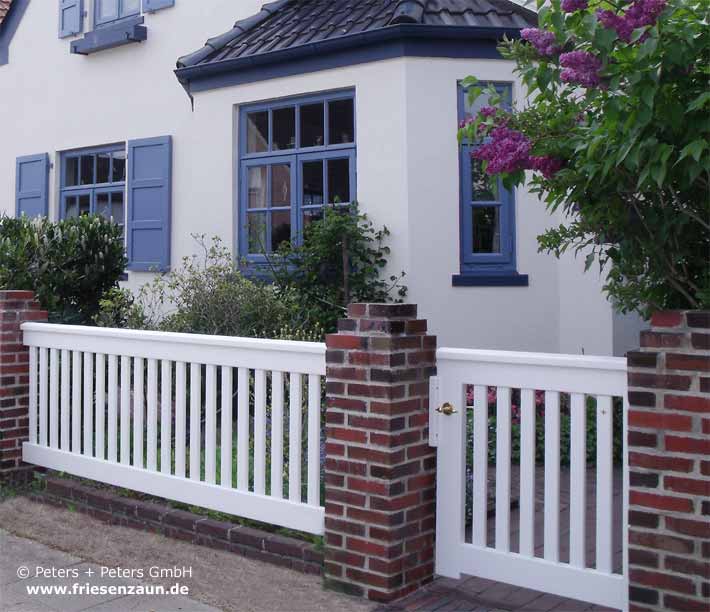 Dauerhaft mit unserem IROPUR-2K Farbsystem lackiert - Gartentür OHLAND - Weiße Holztore nach Maß gefertigt.