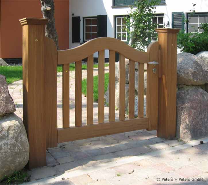 Sylter Gartentor mit Satteldach - Friesentor SCHLESWIG aus dauerhaftem Hartholz - Maßanfertigung von Peters + Peters.