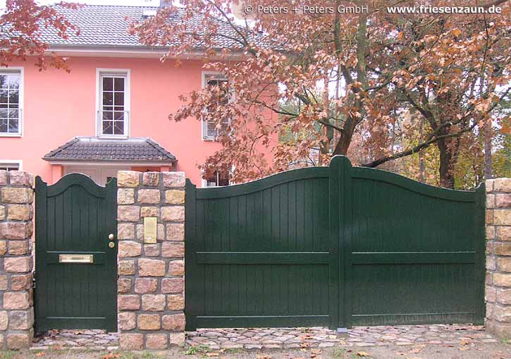 Sylter Gartentor mit Satteldach - Friesentor SCHLESWIG aus dauerhaftem Hartholz - Maßanfertigung von Peters + Peters.