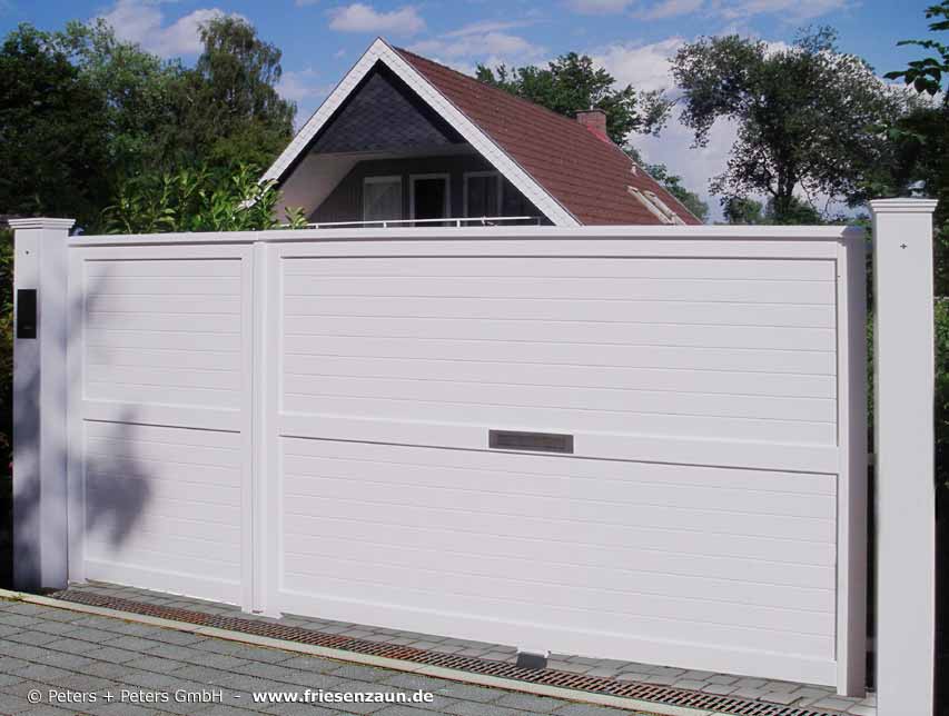 Asymmetrisches Sichtschutz Gartentor OHLAND - Weiße Holztore individuell gestalten - Gartentore von Peters + Peters erkennen Sie an der Goldene.