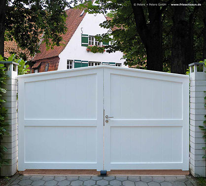 Schönes Holzgartentor aus wertvollem Hartholz - individuelle Anfertigung für den anspruchsvollen Hausbesitzer.