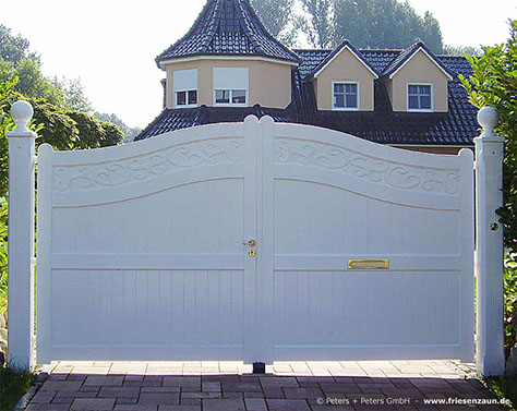 Gartentor im Sylter Friesenstil - Holztor FRIESLAND - Hartholz weiß oder farbig lackiert - Einfahrtstore von Peters + Peters.