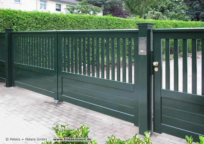 Grünes Sichtschutztor auf Basis der Gartentore OHLAND - Anfertigung nach Maß mit 25 Jahren Garantie.
