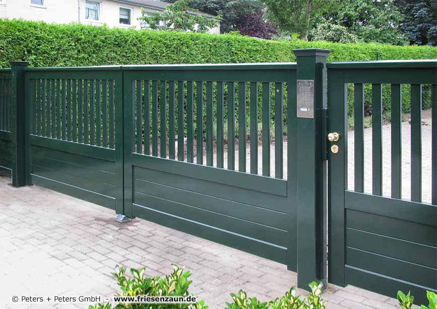 Sichtschutztor - Hohes Hoftor mit Gegensprechanlage und Torautomatik - Sichtschutztore nach Maß.