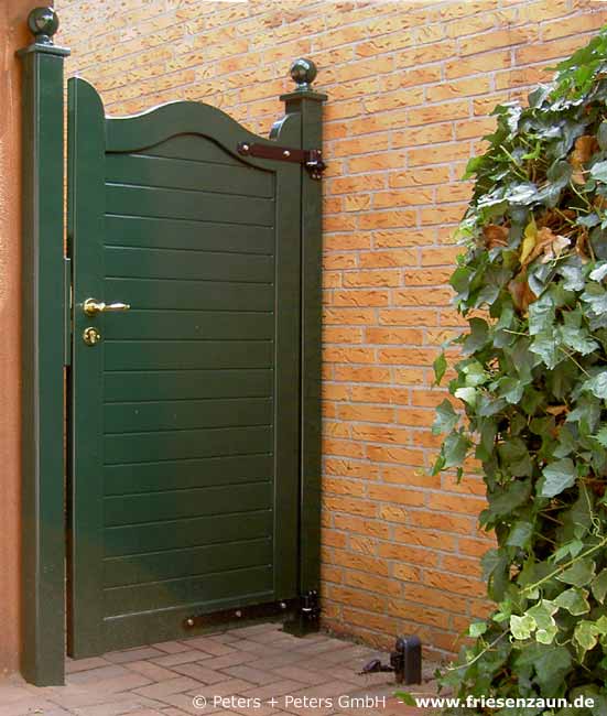 Sylter Gartentor mit Satteldach - Friesentor SCHLESWIG aus dauerhaftem Hartholz - Maßanfertigung von Peters + Peters.