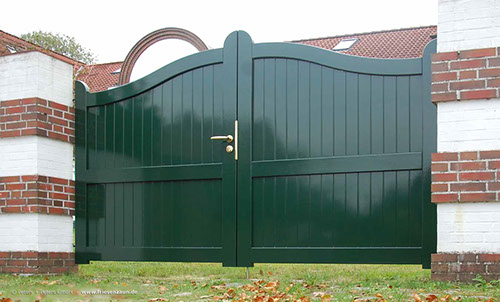 Grünes Holztor als 2-Flügeliges Hoftor - Maßanfertigung aus wertvollem Hartholz