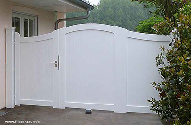 Asymmetrisches Hoftor Gartentor Kortenland - Hartholz weiß lackiert - Asymmetrische Aufteilung 1/3 zu 2/3 - Maßanfertigung.