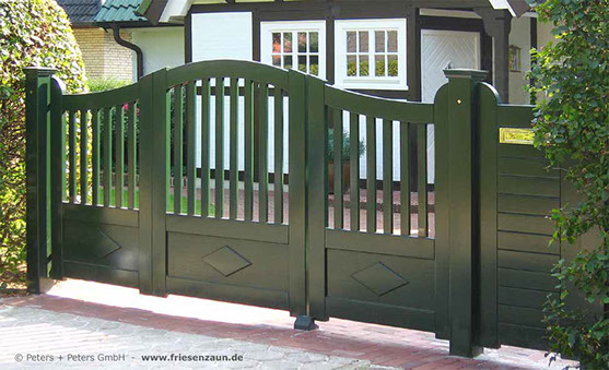 Asymmetrisches Holztor - Sichtschutztor Kortenland - Hartholz grün lackiert mit integriertem Briefkasten - Gegensprechanlage - Maßanfertigung.