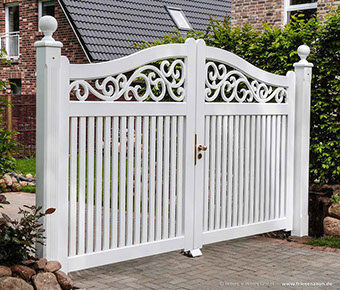 Gartentor im Sylter Friesenstil - Holztor FRIESLAND - Hartholz weiß oder farbig lackiert - Einfahrtstore von Peters + Peters.