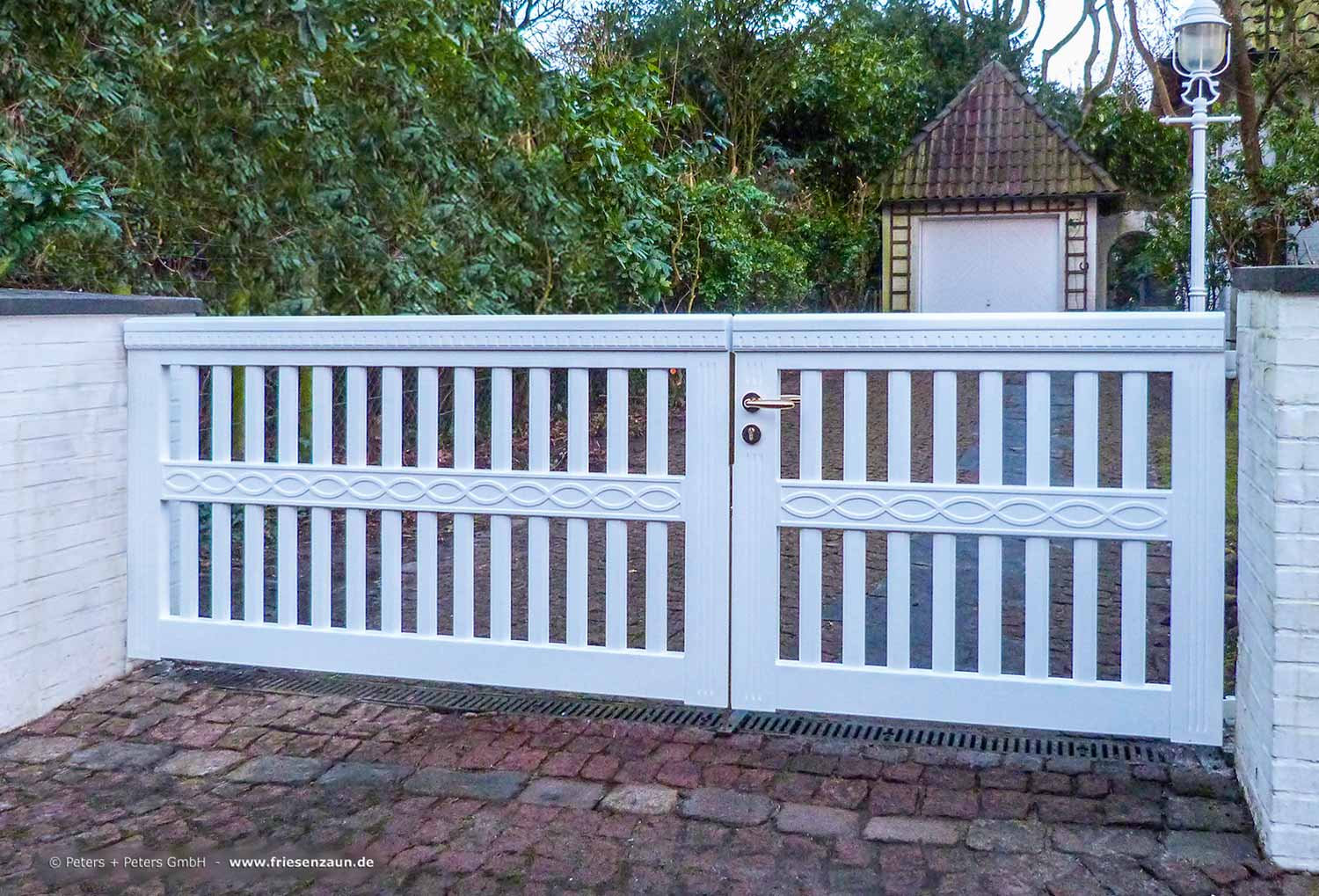 Asymmetrisches Holzgartentor Brixham - Weiße Holztore im Sylter Friesenstil von Peters + Peters.