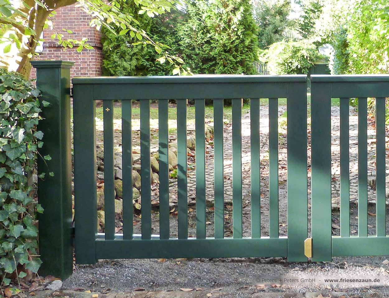 Doppeltor Holztor OHLAND mit elektrischem Torantrieb - Torautomatik - Lösung ohne Auflaufstütze in der Mitte.