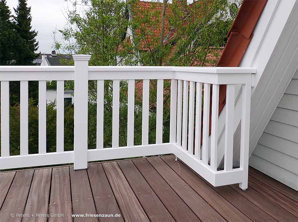 Weißes Harthholz Balkongeländer - Auch komplizierte Ecken finden bei uns eine schöne und attraktive Lösung.