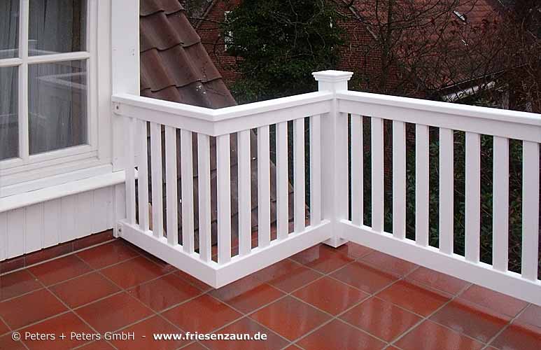 Weiße Holzgeländer für Ihre Dachterrasse - attraktive Gestaltung über Eck - Eine sehr schönes Balkongeländer als Lösung  komplizierte Dächer